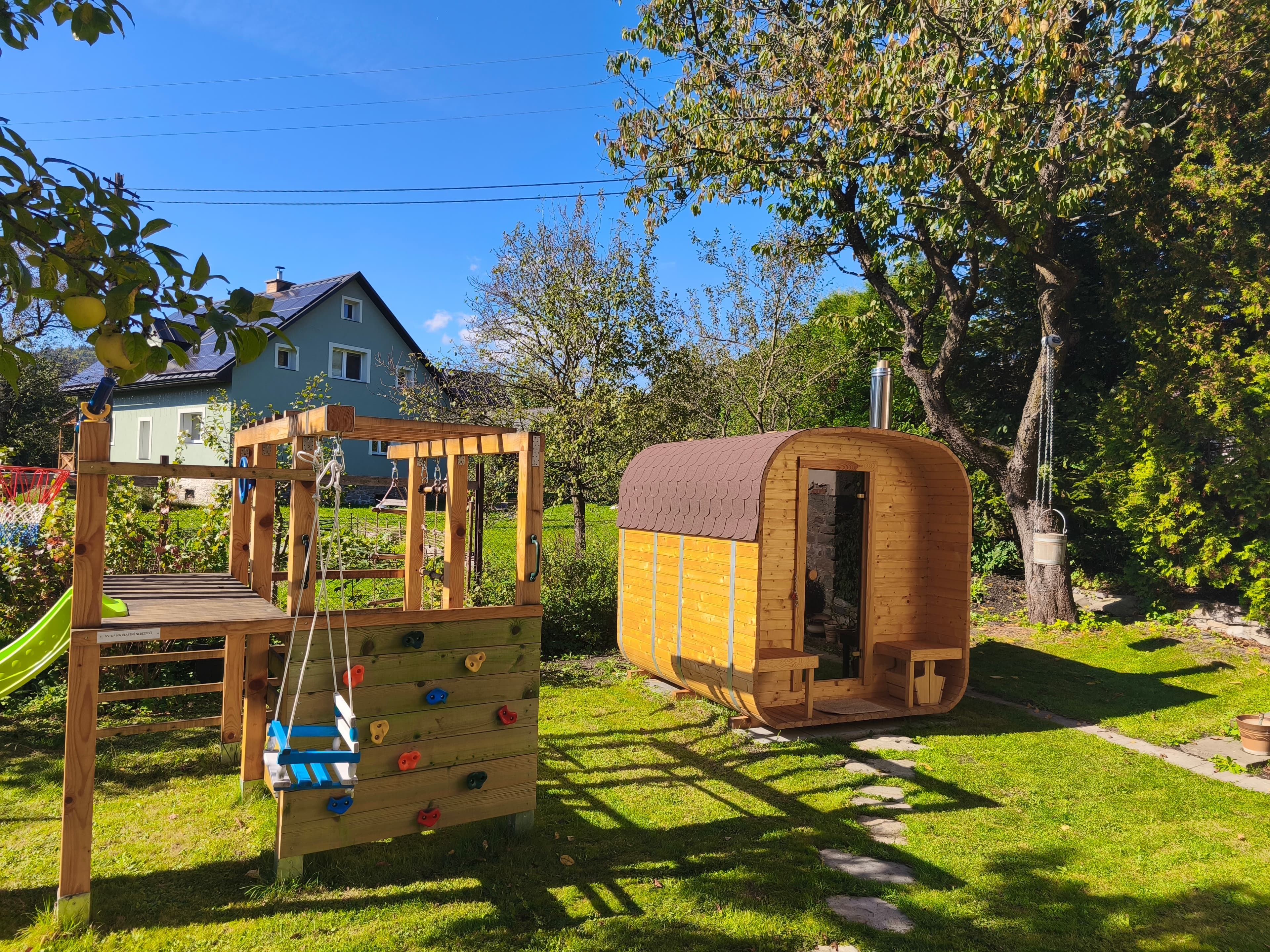 Hřiště, houpačka a sauna na zahradě