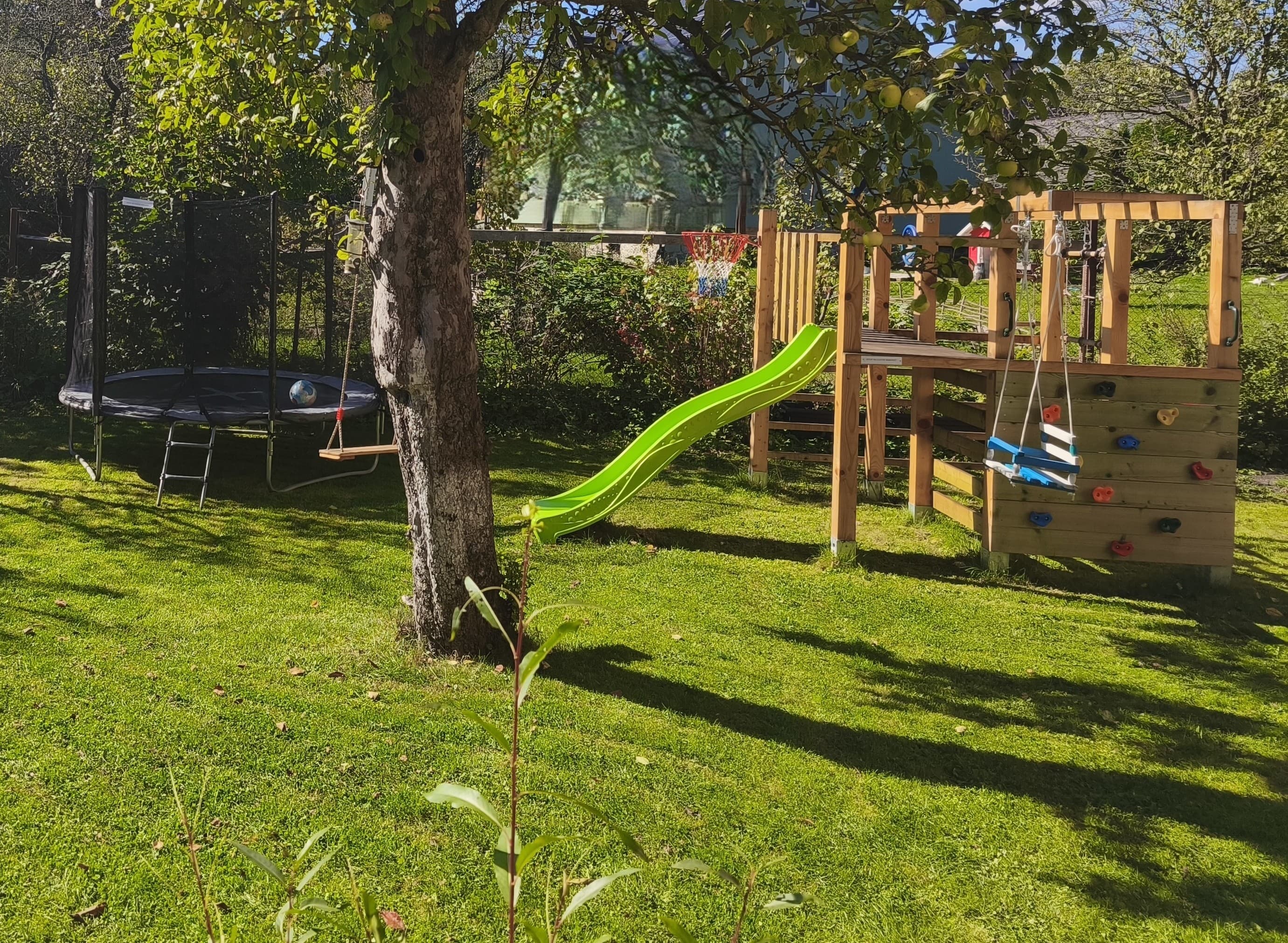 Zahrada s dětským hřištěm a trampolínou v Lipoffce
