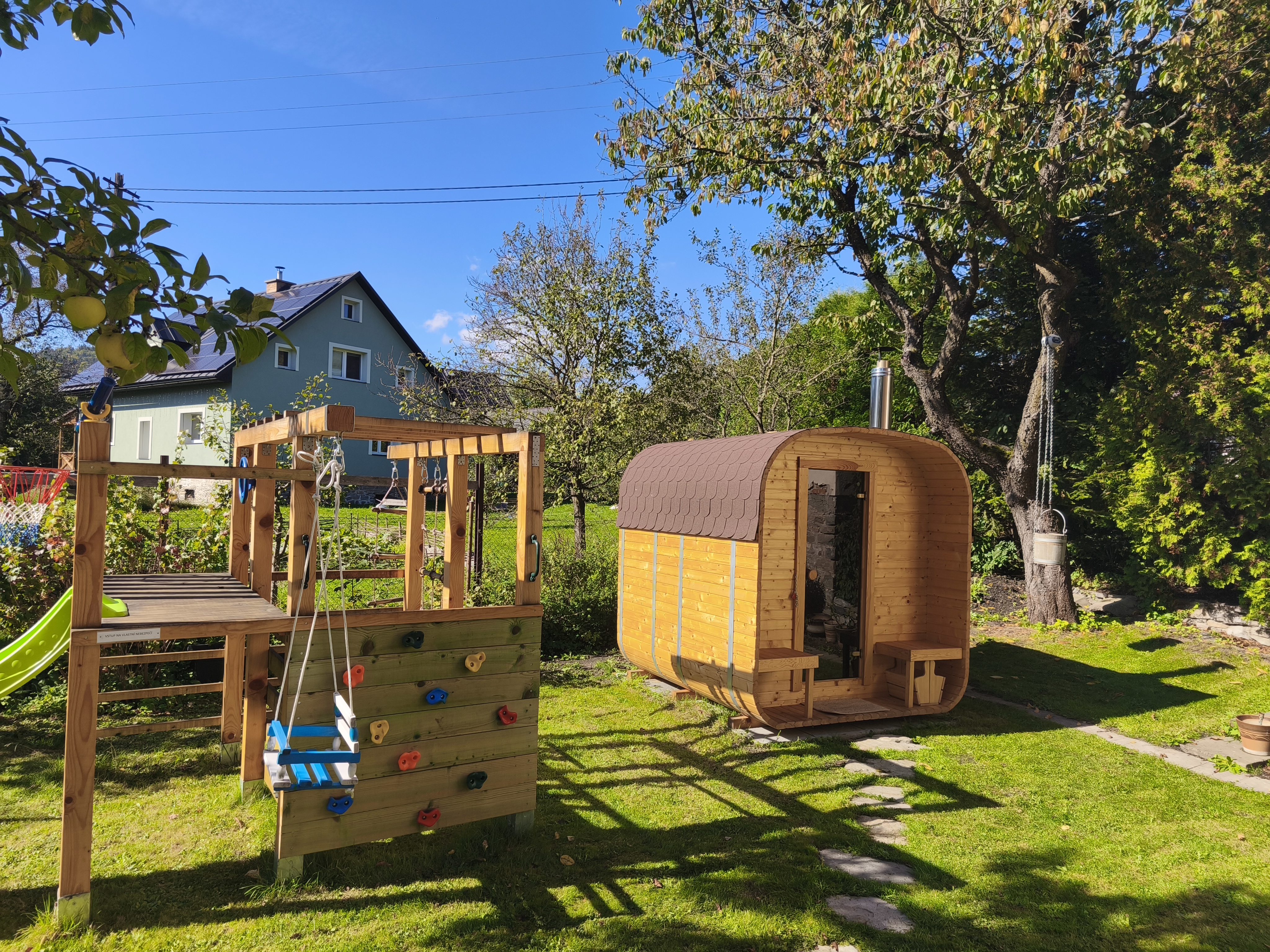 Hřiště, houpačka a sauna na zahradě